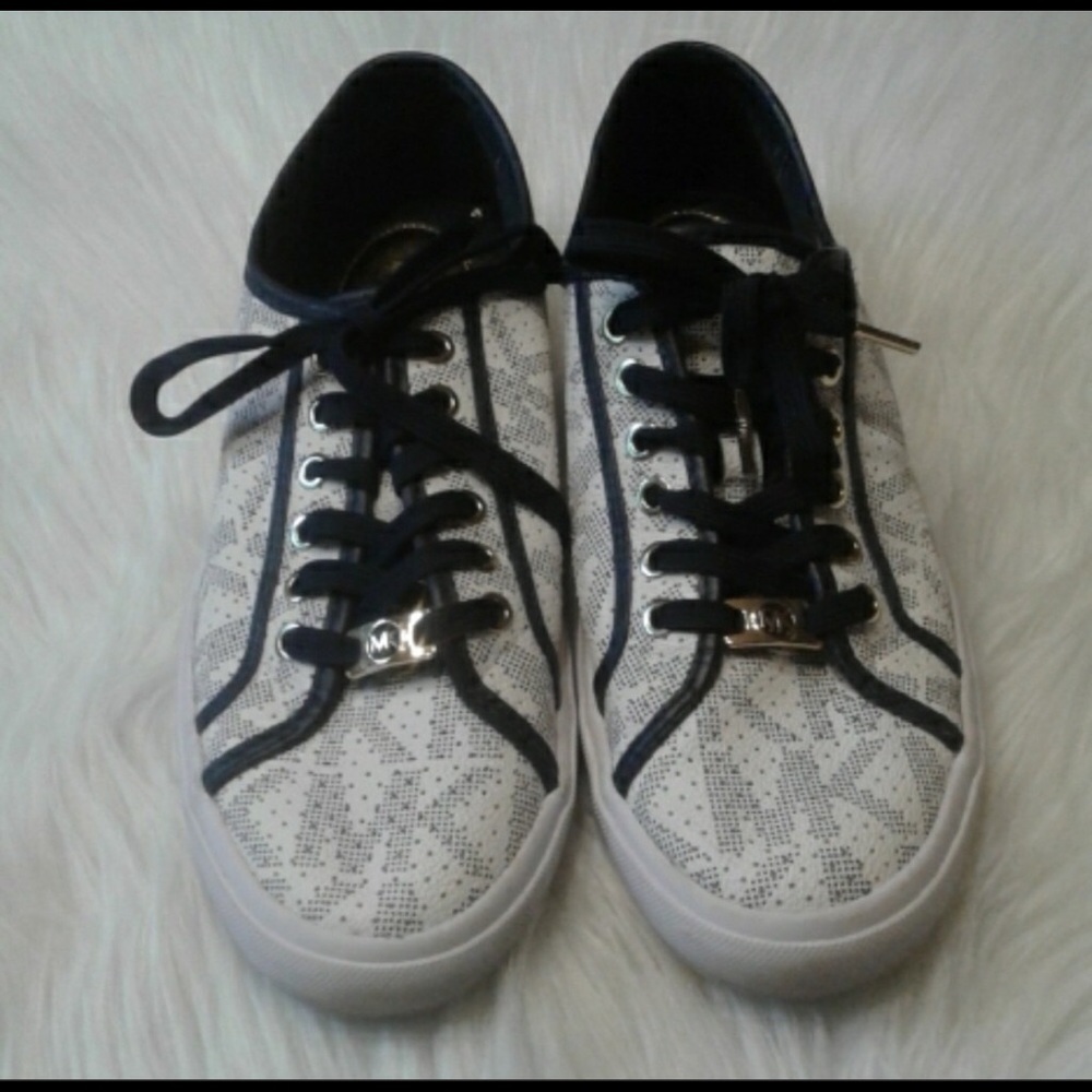 Almost NEW MK shoes!